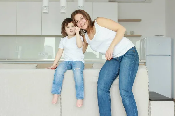 Feliz familia amorosa. Madre y su hija niña — Foto de Stock