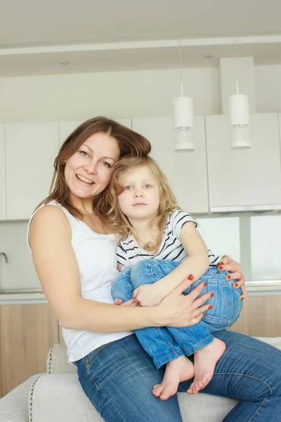 En lykkelig familie. Mor og datter leker og klemmer. – stockfoto