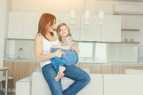 En lykkelig familie. Mor og datter leker og klemmer. – stockfoto