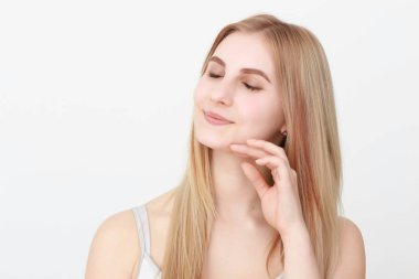 Bankacı Charlie'yle güzel bir genç sarışın kadınla closeup portresi