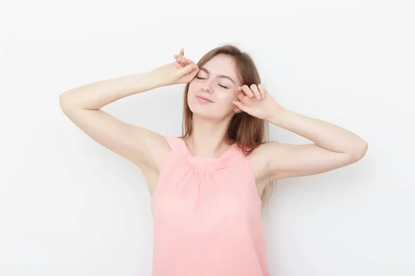 Giovane donna casual In camicetta rosa isolato su sfondo bianco studio ritratto — Foto Stock