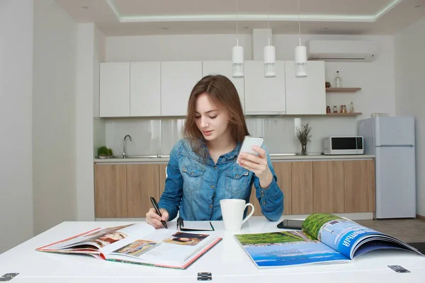 Teenage girl studying reading book at home — Stock Photo, Image