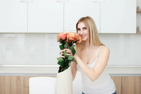Junge und schöne Frau mit Blumenvase — Stockfoto