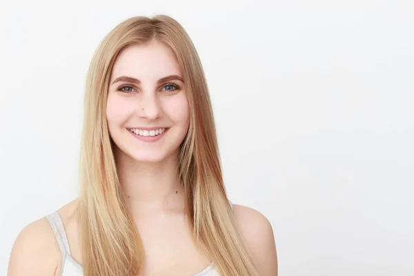 Retrato de cerca de una hermosa joven rubia con la cara limpia — Foto de Stock