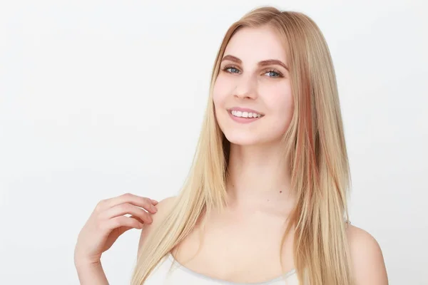 Retrato de cerca de una hermosa joven rubia con la cara limpia — Foto de Stock