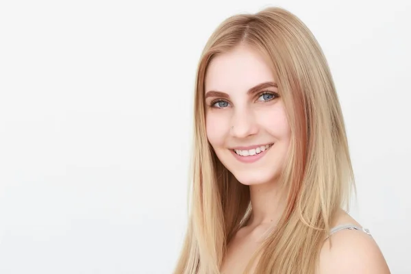 Nahaufnahme Porträt einer schönen jungen blonden Frau mit sauberem Gesicht — Stockfoto
