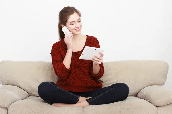 Mulher em casa relaxante leitura no computador tablet com tela verde pré-chave — Fotografia de Stock