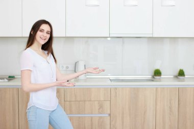 Kadın gösteren görüntülenirken kopya alanı ürün mesajın için.