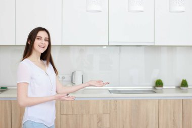 Kadın gösteren görüntülenirken kopya alanı ürün mesajın için.