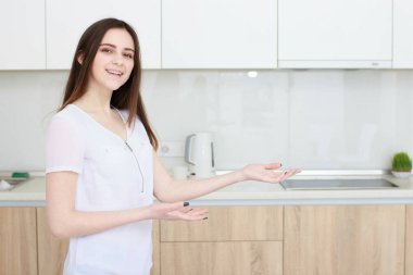 Kadın gösteren görüntülenirken kopya alanı ürün mesajın için.