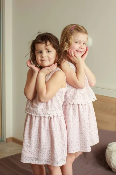 Glückliche liebende Familie. Schwestern Kind Mädchen spielen und umarmen. — Stockfoto