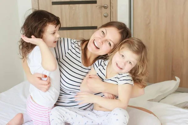 Feliz familia amorosa. Madre y su hija niña jugando y abrazándose. —  Fotos de Stock