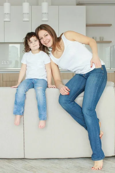 En lykkelig familie. Mor og datter-datter-jente – stockfoto