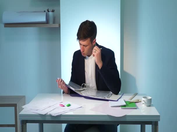 Man writing documents — Stock Video