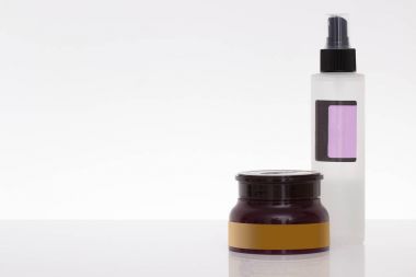 Kozmetik kapları izole