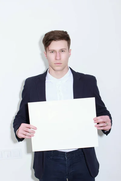 Feliz sorridente homem de negócios mostrando placa em branco — Fotografia de Stock