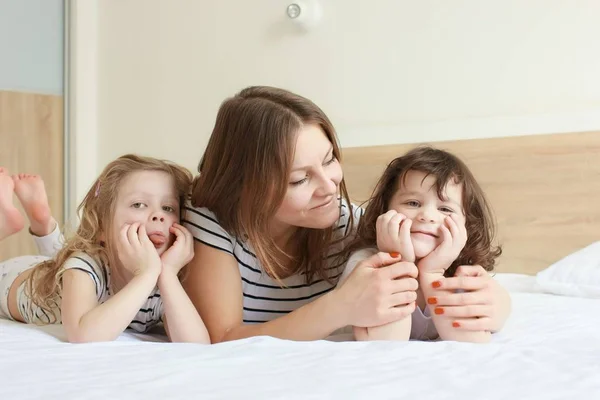 家族を愛してる。母と娘子供の女の子遊びと抱擁. — ストック写真