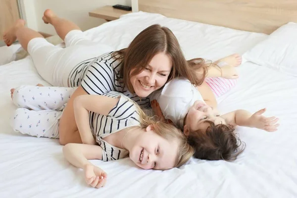 Feliz familia amorosa. Madre y su hija niña jugando y abrazándose. —  Fotos de Stock