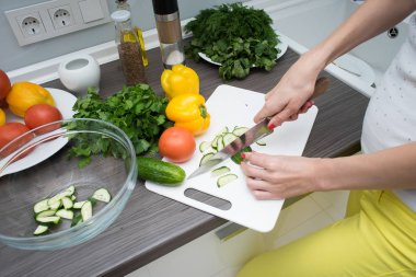 Kadının kesme taze sebze eller.