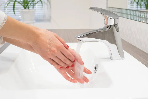 Lavarse las manos con jabón con agua — Foto de Stock