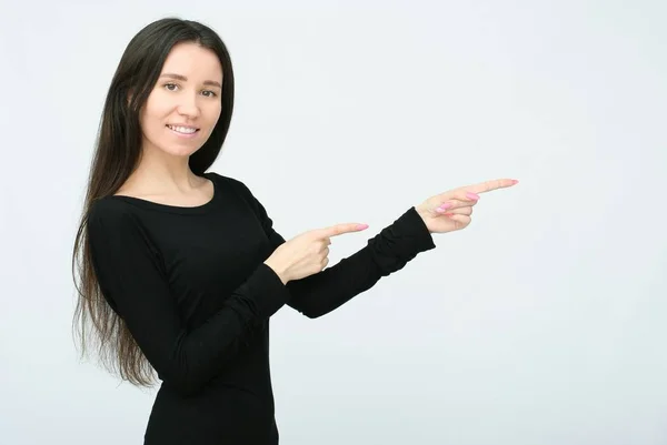 Vacker ung kvinna står med handen upp mot vit bakgrund — Stockfoto