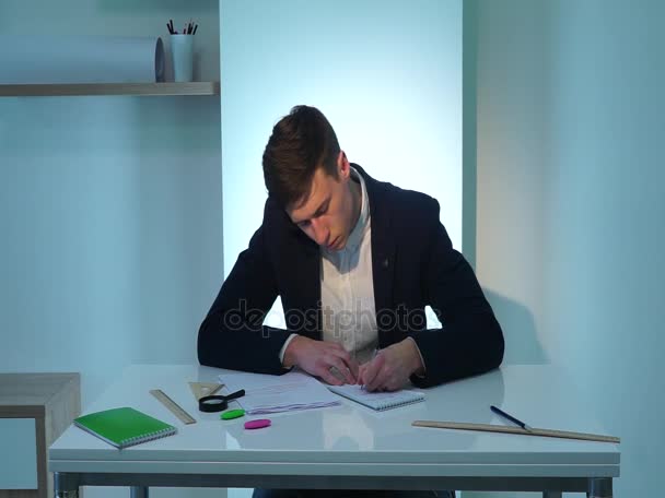 Man writing documents — Stock Video