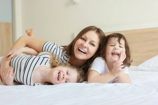 Sevgi dolu bir aile. Anne ve kızı oynuyorlar ve sarılıyorlar.. — Stok fotoğraf