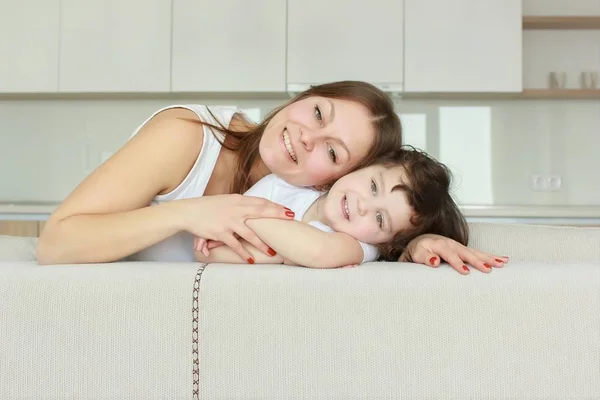 Mutlu sevgi dolu aile. Anne ve kızı çocuk kızı — Stok fotoğraf