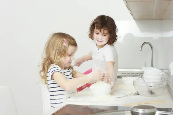 Famiglia felice bambini divertenti stanno preparando la pasta, cuocere i biscotti in cucina — Foto Stock