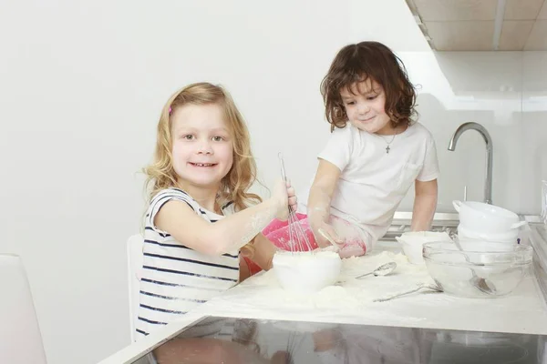 Familia feliz niños divertidos están preparando la masa, hornear galletas en la cocina — Foto de Stock