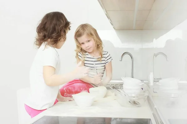 Familia feliz niños divertidos están preparando la masa, hornear galletas en la cocina — Foto de Stock