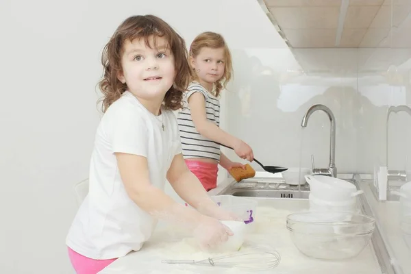 Glückliche Familie lustige Kinder bereiten den Teig, backen Plätzchen in der Küche — Stockfoto