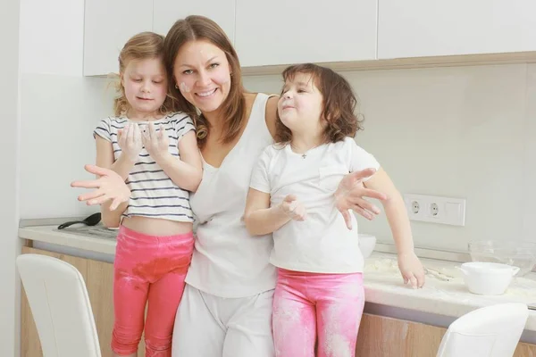 Ridendo madre e figlia in cucina — Foto Stock