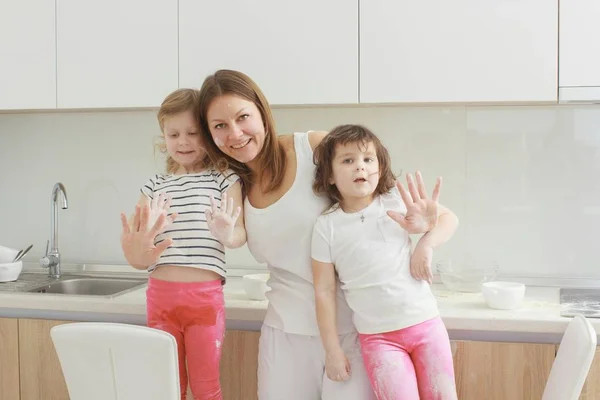 Ridendo madre e figlia in cucina — Foto Stock