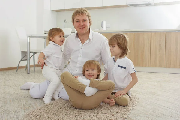 행복 한 가족, 아버지와 아이 들 하 고 집에서 껴 안고 — 스톡 사진