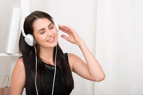 Jovem mulher atraente ouvindo música com fones de ouvido — Fotografia de Stock