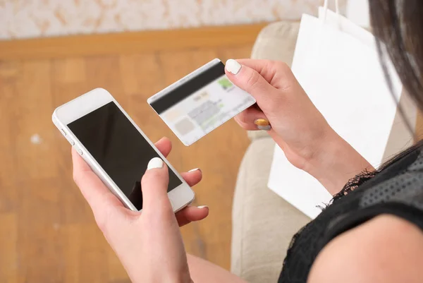 Close-up de empresária pagando com cartão de crédito no telefone móvel . — Fotografia de Stock