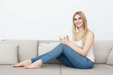 güzel bir genç kadın televizyon