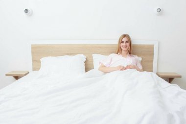 yatakta dinleniyor, güzel bir kız