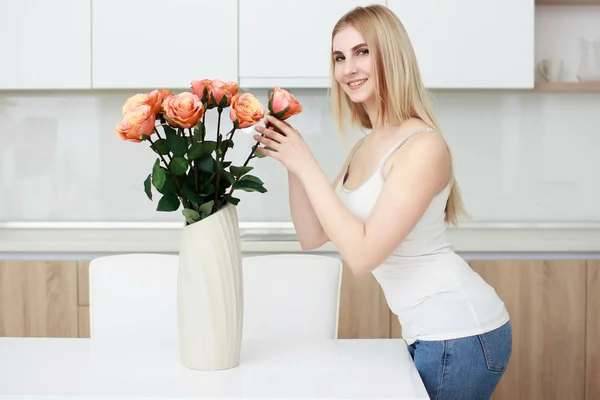 Молода і красива жінка з вазою з квітами — стокове фото