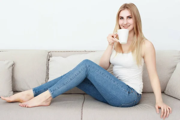 Schöne junge Frau vor dem Fernseher — Stockfoto