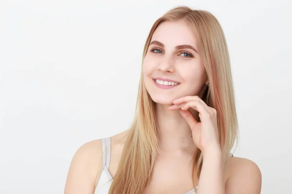 Närbild porträtt av en vacker ung blond kvinna med rena ansikte — Stockfoto