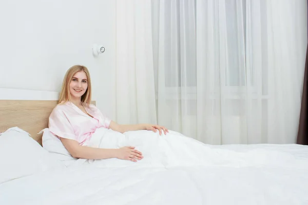 Een mooi meisje rusten op het bed — Stockfoto