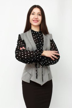 Uzun saçlı genç olumlu esmer kız