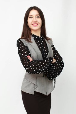 Uzun saçlı genç olumlu esmer kız