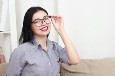 Kanepede oturan bir esmer genç kız portresi olduğunu.