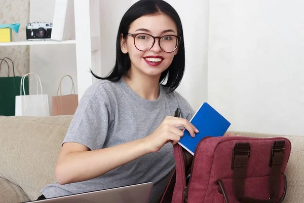 Vrouwelijke student laptops te nemen uit haar zak — Stockfoto