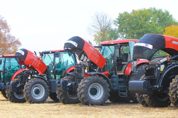 Landmaschinen. Traktor steht in einer Reihe — Stockfoto