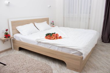 Yumuşak renkli yatak odası. Zarif yatak odasında büyük, rahat bir çift kişilik yatak.