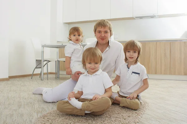 Famiglia felice, padre e figli che giocano e si coccolano a casa — Foto Stock